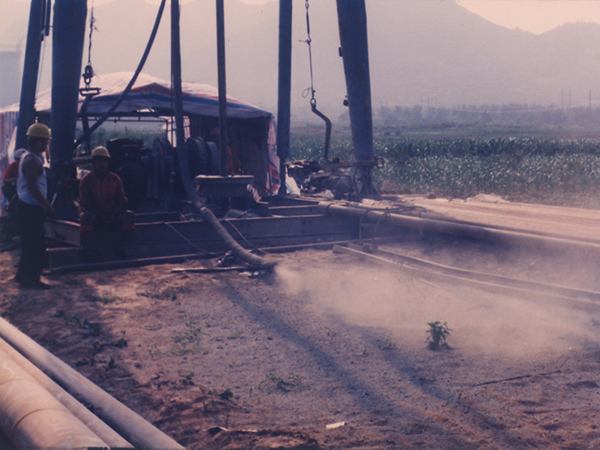 貫通式氣動(dòng)潛孔錘反循環(huán)鉆探施工現(xiàn)場(chǎng)